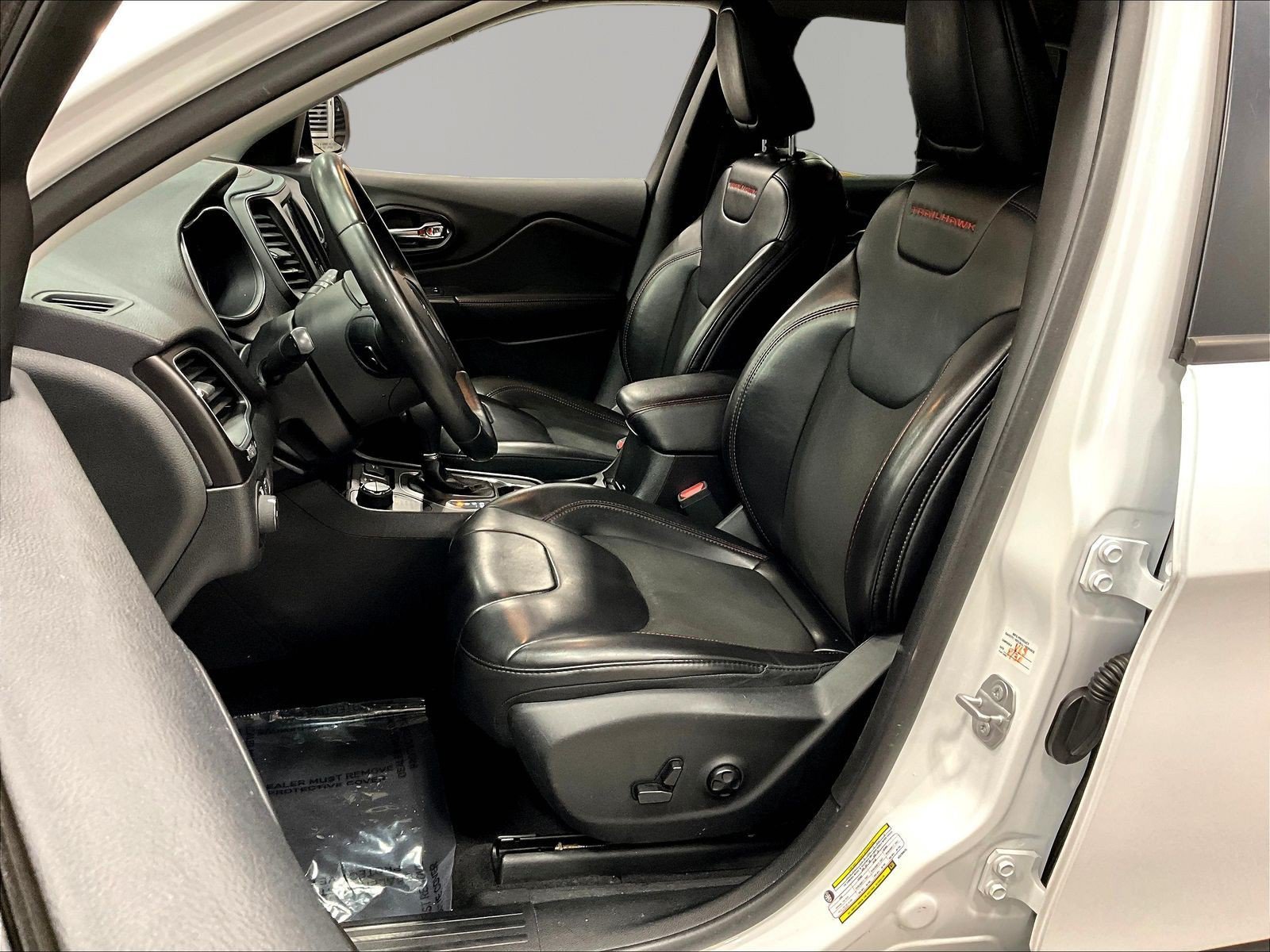 Used 2019 Jeep Cherokee Trailhawk AWD/4WD image 21