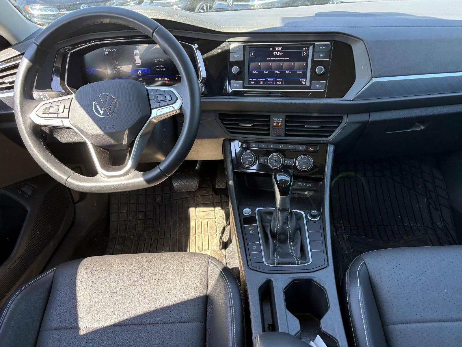 Used 2024 Volkswagen Jetta SE image 27