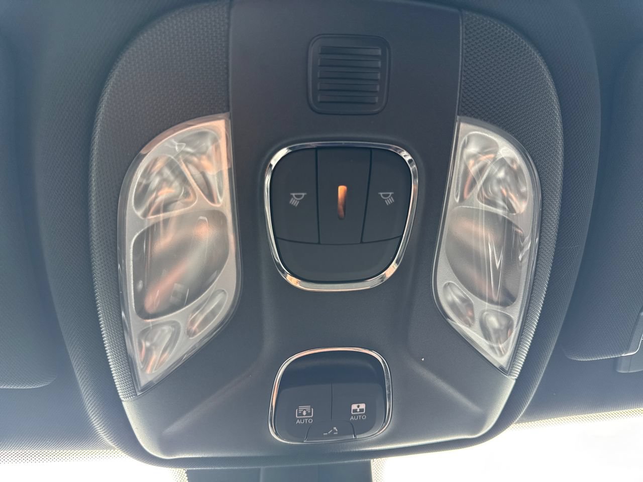 Used 2025 Jeep Compass Limited w/ Sun & Sound Group AWD/4WD image 30