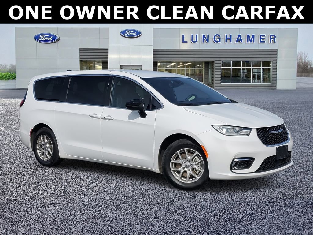 Used 2025 Chrysler Pacifica Select image 1