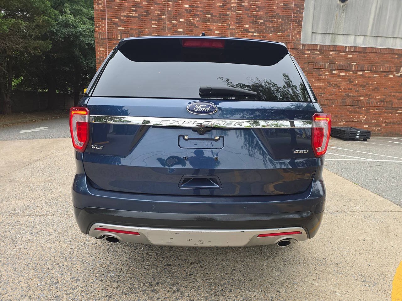 Used 2016 Ford Explorer XLT w/ Equipment Group 202A AWD/4WD image 3