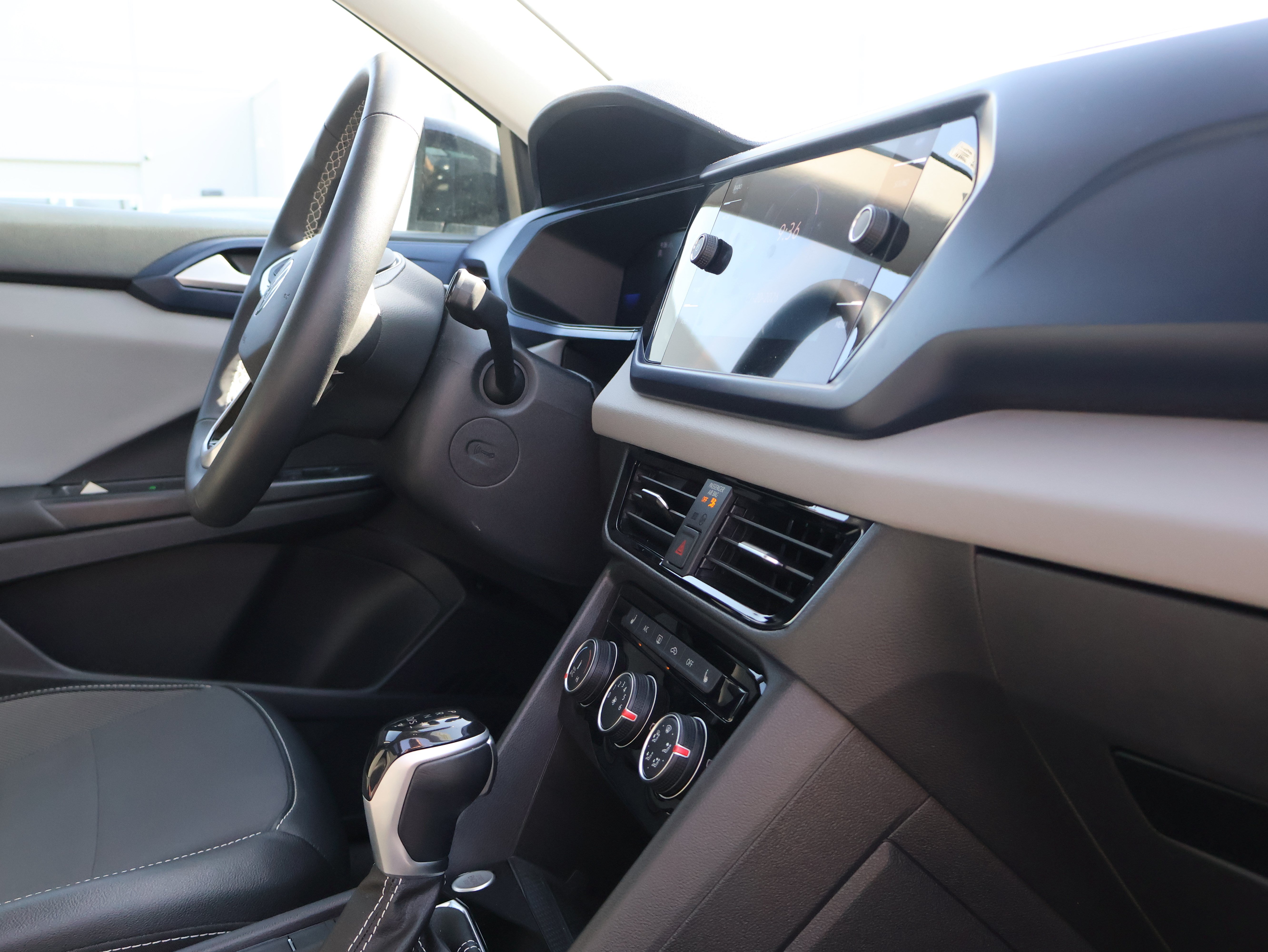 Used 2023 Volkswagen Taos SE w/ Panoramic Sunroof Package AWD/4WD image 10