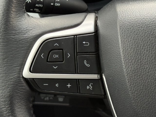 Used 2025 Toyota Sienna XLE FWD image 14