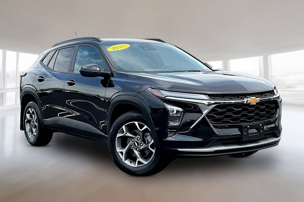 Used 2025 Chevrolet Trax LT FWD image 1