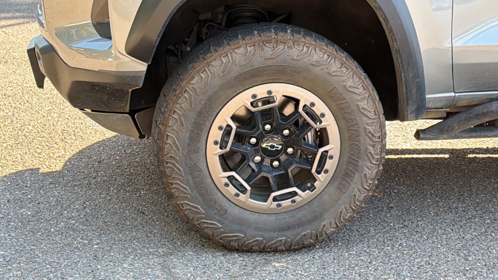Used 2025 Chevrolet Colorado ZR2 w/ Technology Package AWD/4WD image 9