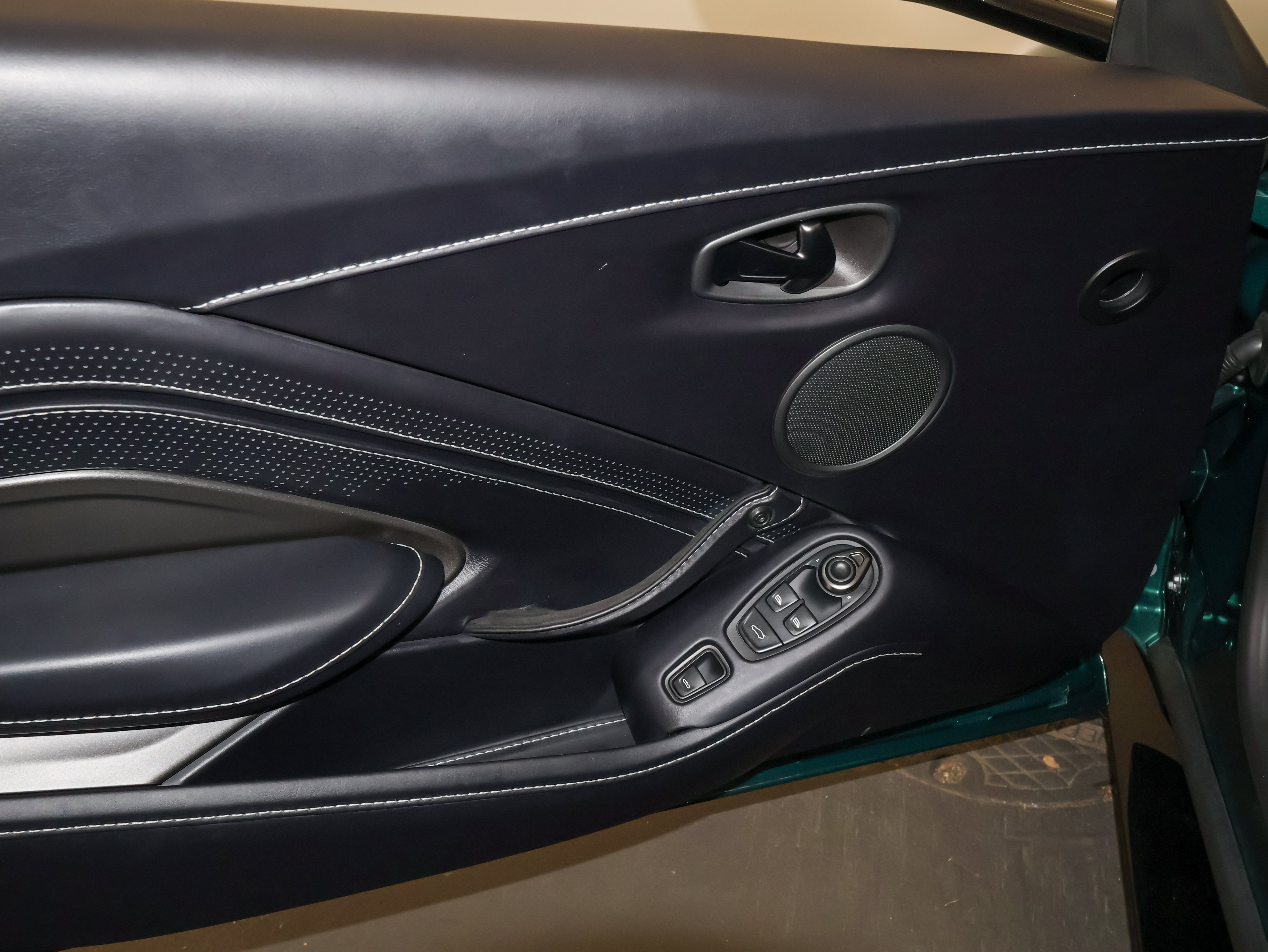 Used 2023 Aston Martin V8 Vantage Roadster RWD image 17