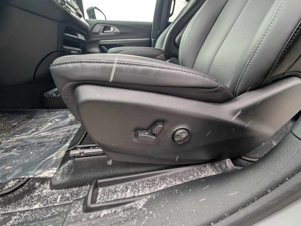 New 2026 Chrysler Pacifica Select w/ S Appearance Package image 14