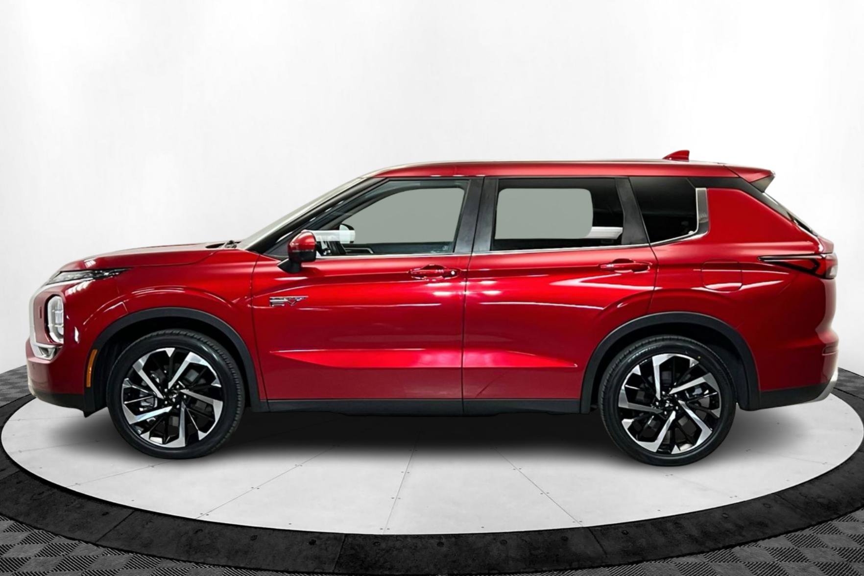 Used 2023 Mitsubishi Outlander SE image 2