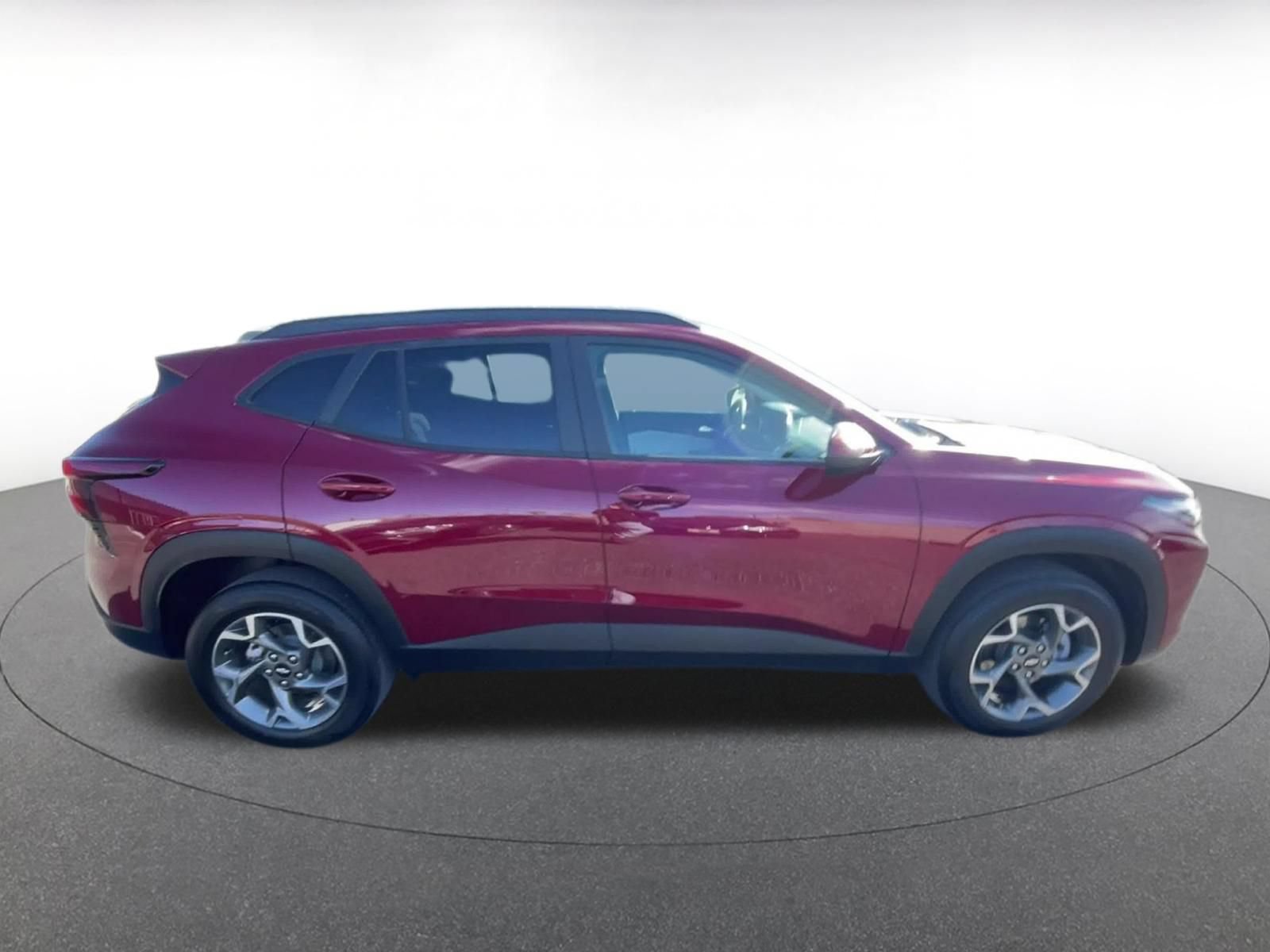 Used 2025 Chevrolet Trax LT FWD image 16