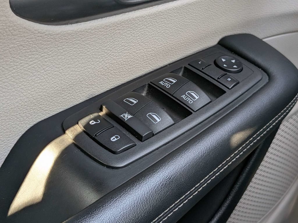 Used 2024 Chrysler Pacifica Touring-L FWD image 28
