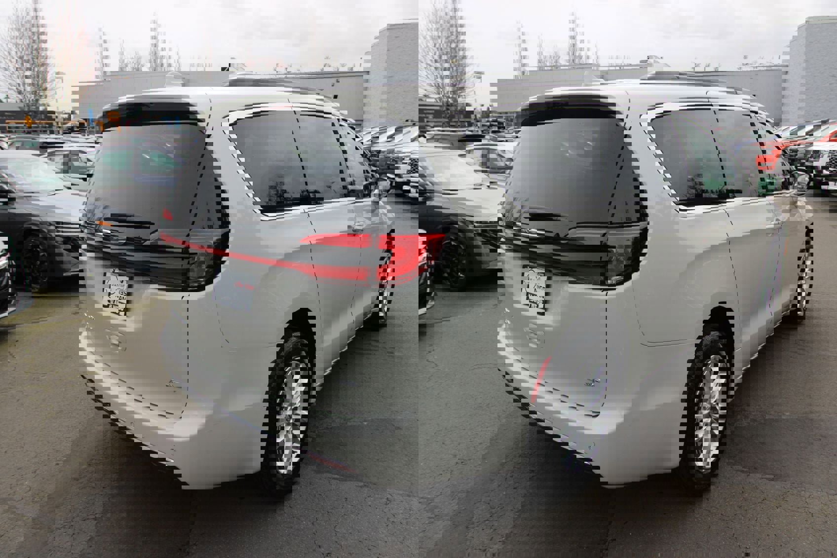 Used 2021 Chrysler Pacifica Touring image 3