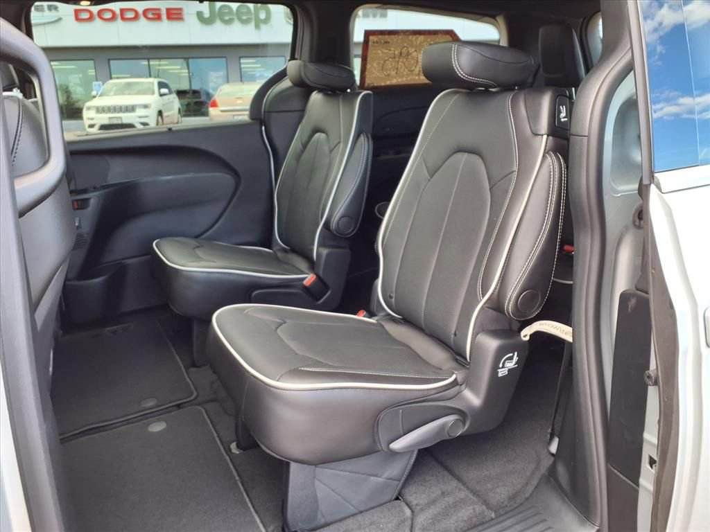 New 2026 Chrysler Pacifica Limited w/ Trailer Tow Group AWD/4WD image 17