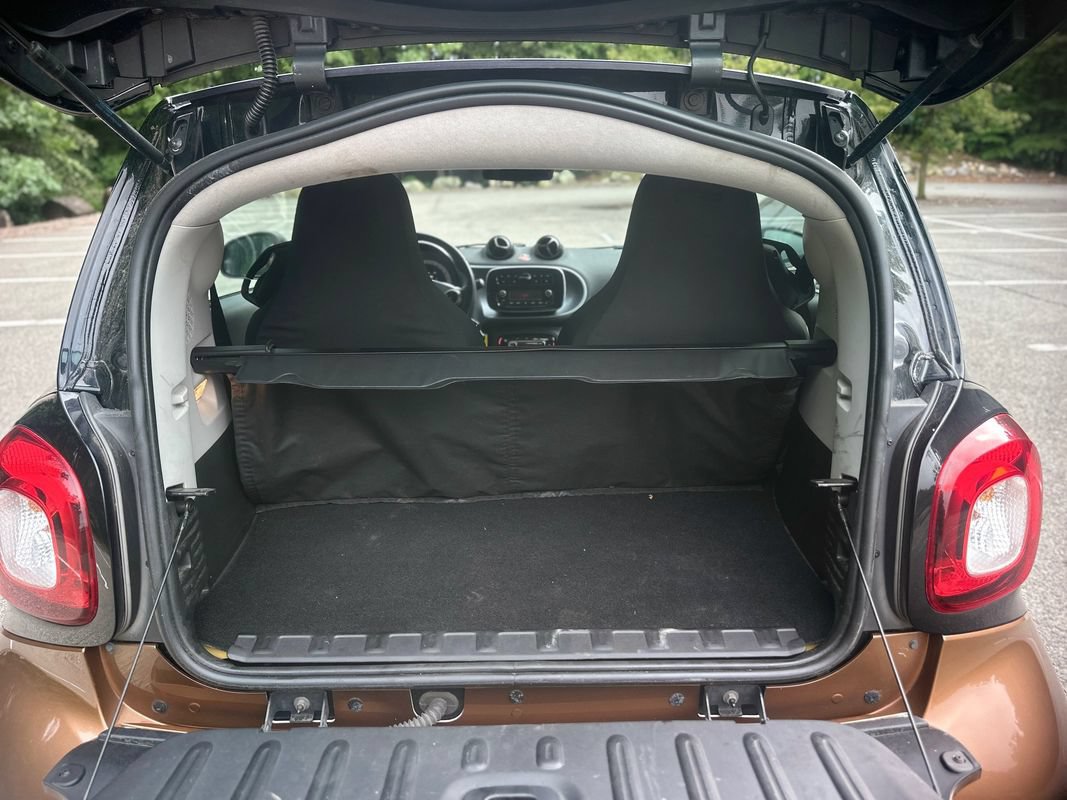 Used 2016 smart fortwo passion RWD image 17