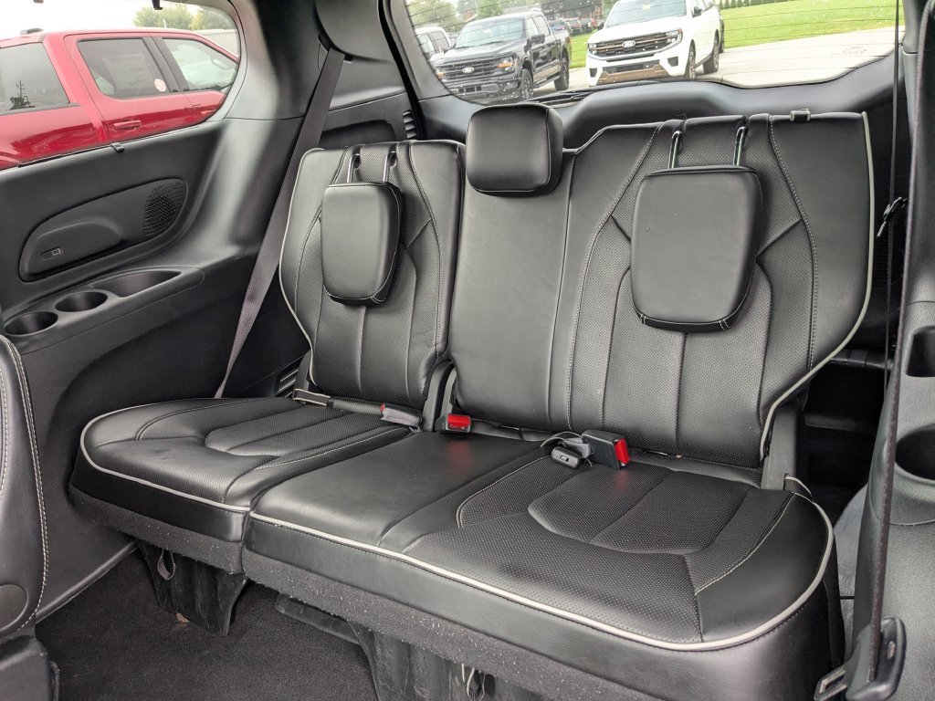 Used 2025 Chrysler Pacifica Limited FWD image 24