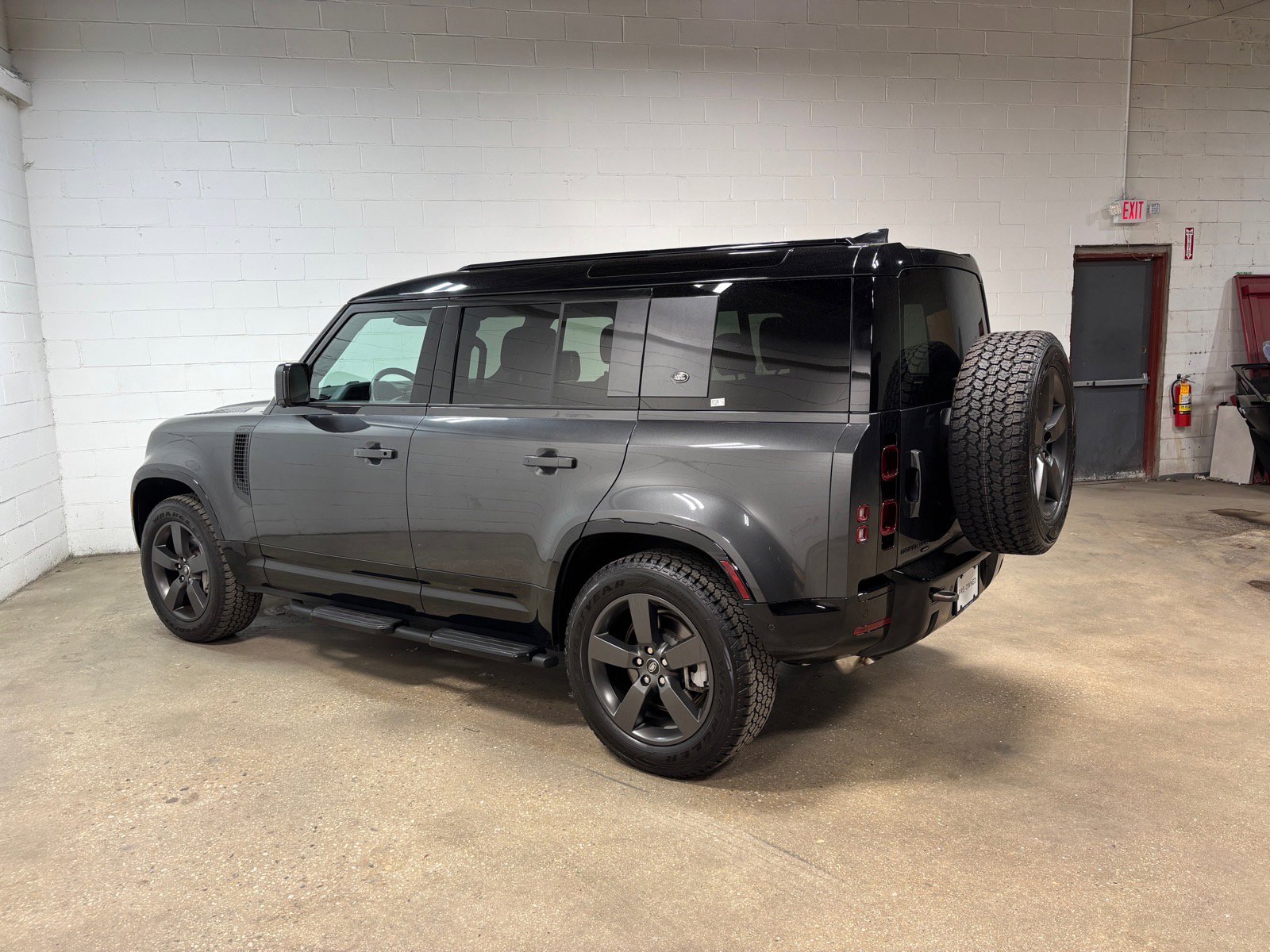 Used 2023 Land Rover Defender 110 X-Dynamic SE AWD/4WD image 10