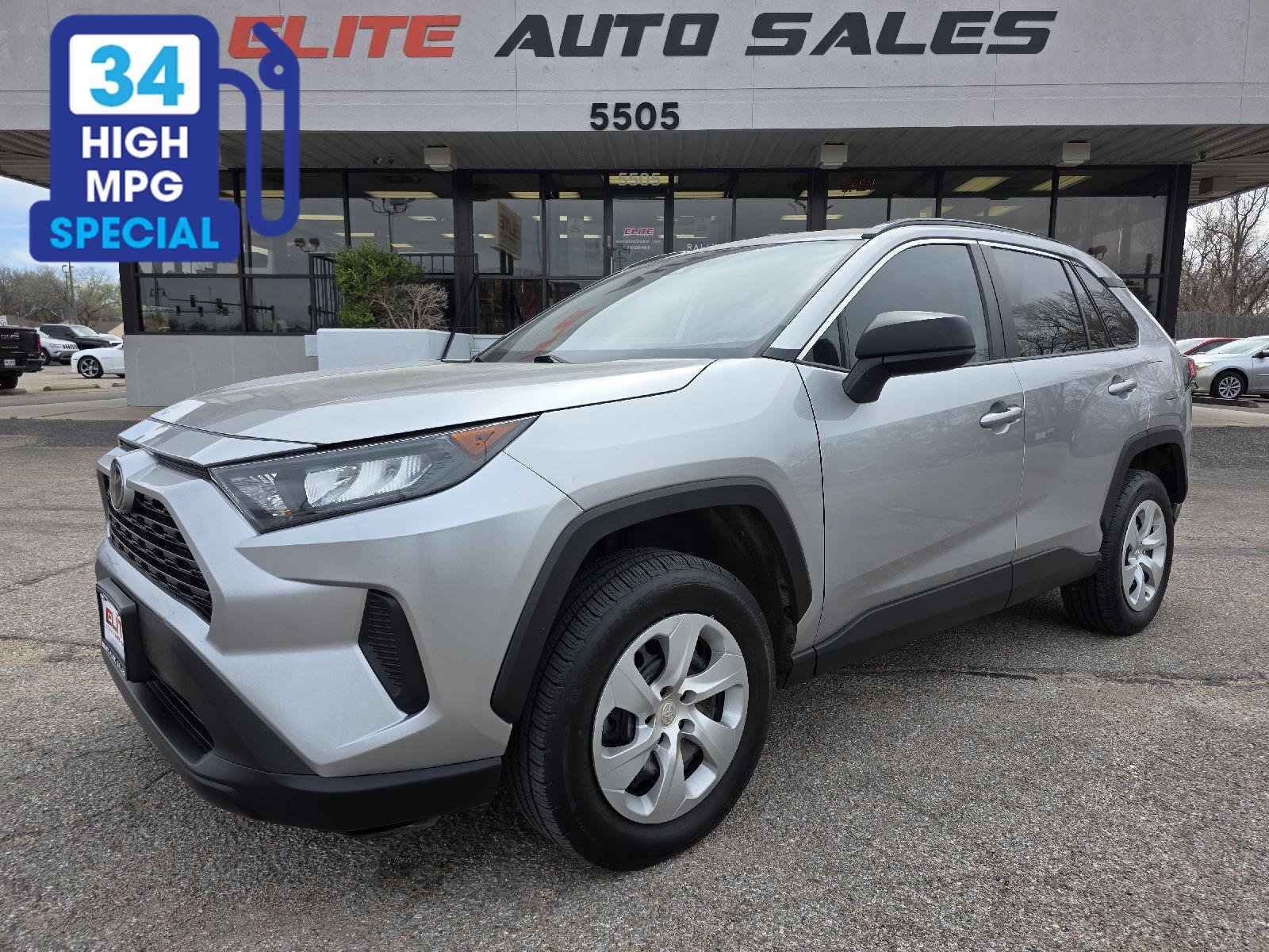 Used 2020 Toyota RAV4 LE AWD/4WD image 1