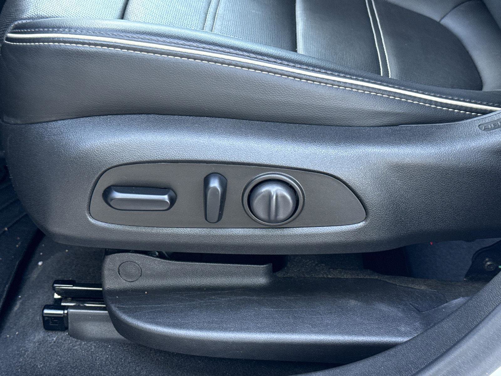 Used 2023 GMC Acadia Denali w/ Denali Technology Package image 16