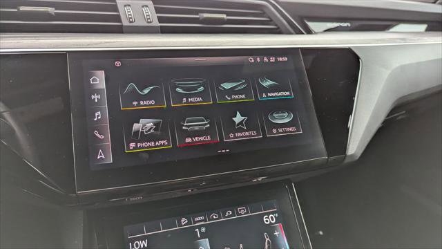 Used 2022 Audi e-tron Premium Plus w/ Premium Plus Package image 24