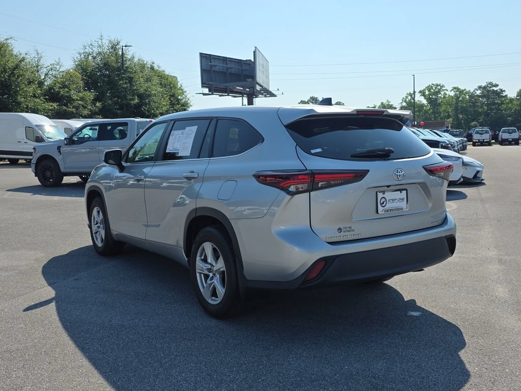 Used 2024 Toyota Highlander LE AWD/4WD image 5