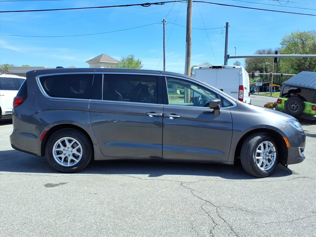 Used 2020 Chrysler Pacifica Touring image 3