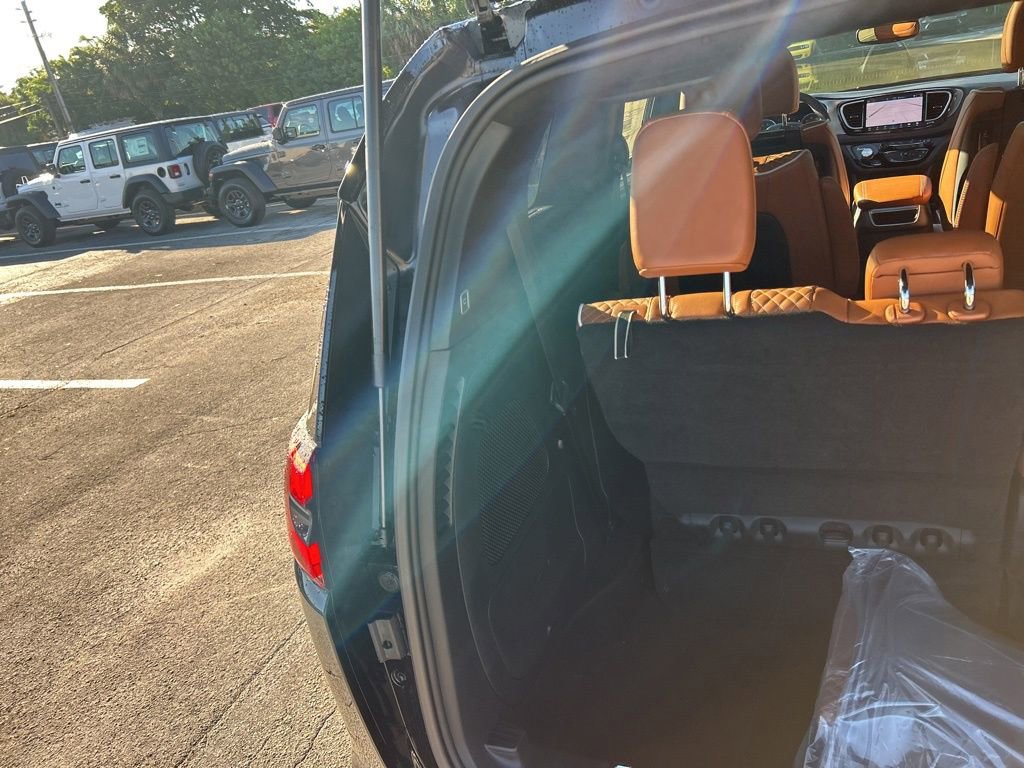 New 2026 Chrysler Pacifica Pinnacle image 34