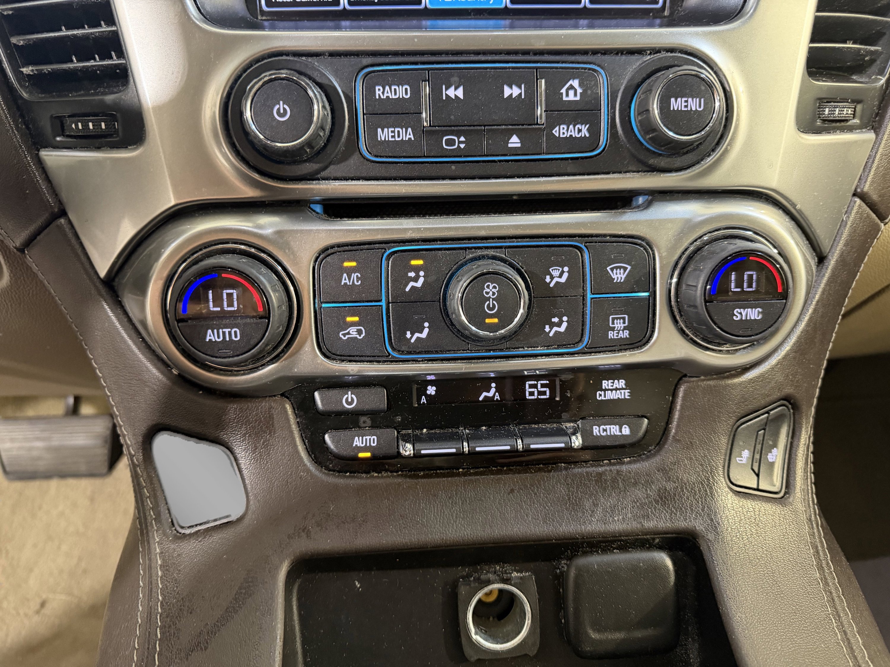 Used 2018 Chevrolet Suburban LT RWD image 18