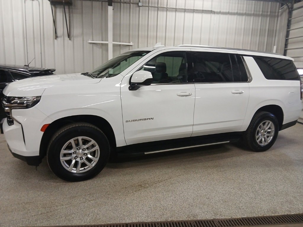 Used 2024 Chevrolet Suburban LT image 2