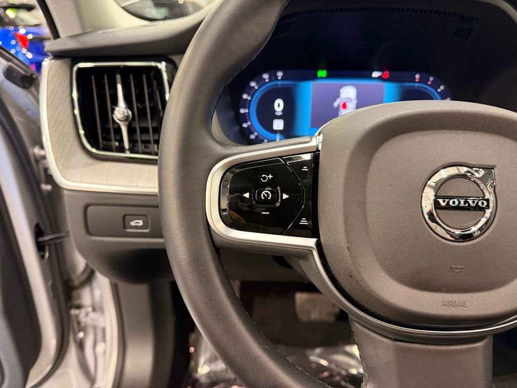 Used 2025 Volvo XC60 B5 Plus image 13