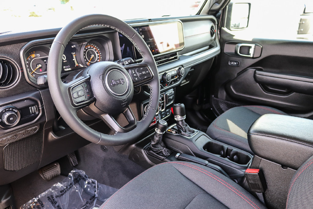 Used 2025 Jeep Wrangler Unlimited Rubicon AWD/4WD image 17