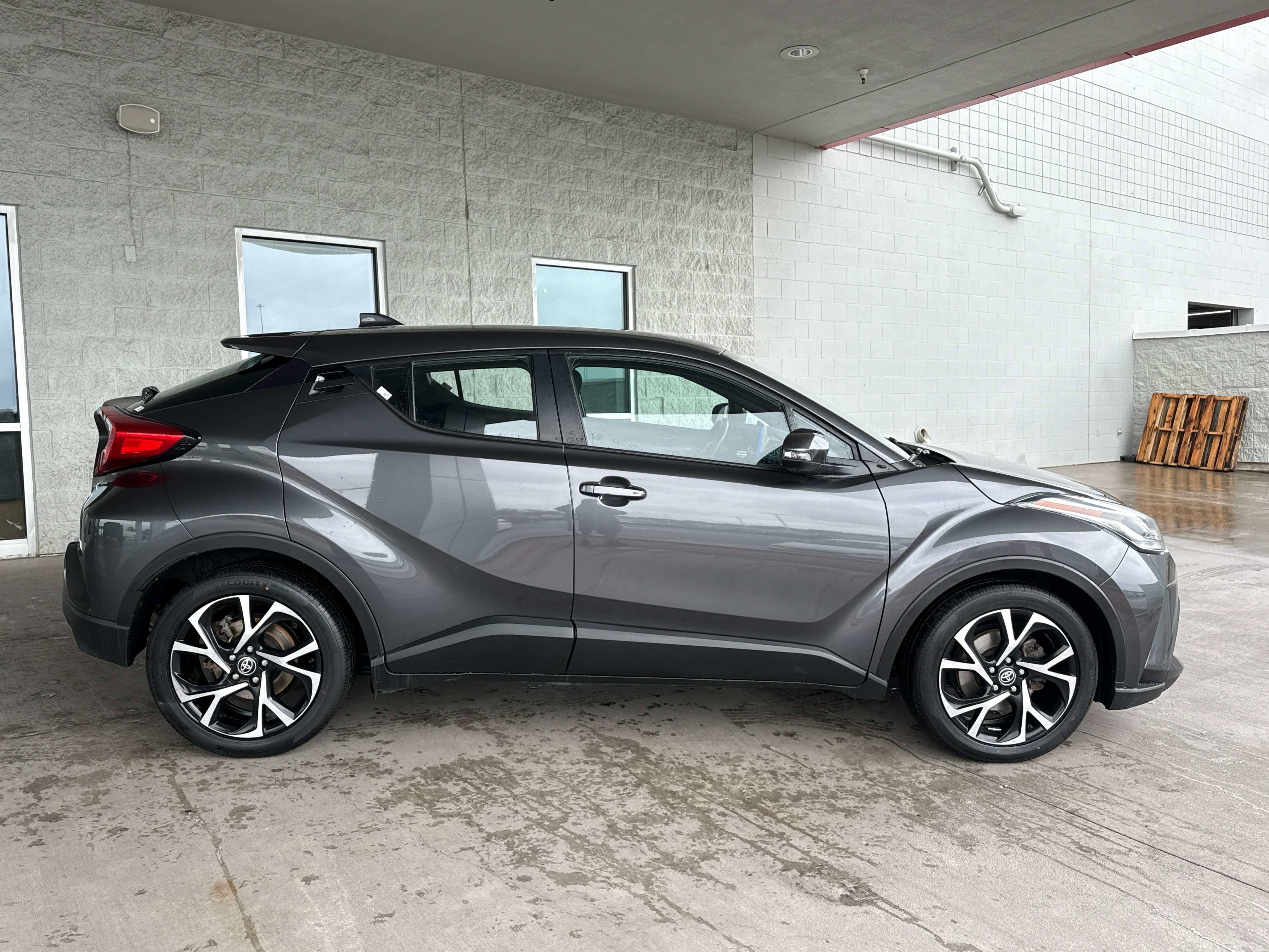 Used 2022 Toyota C-HR XLE FWD image 3