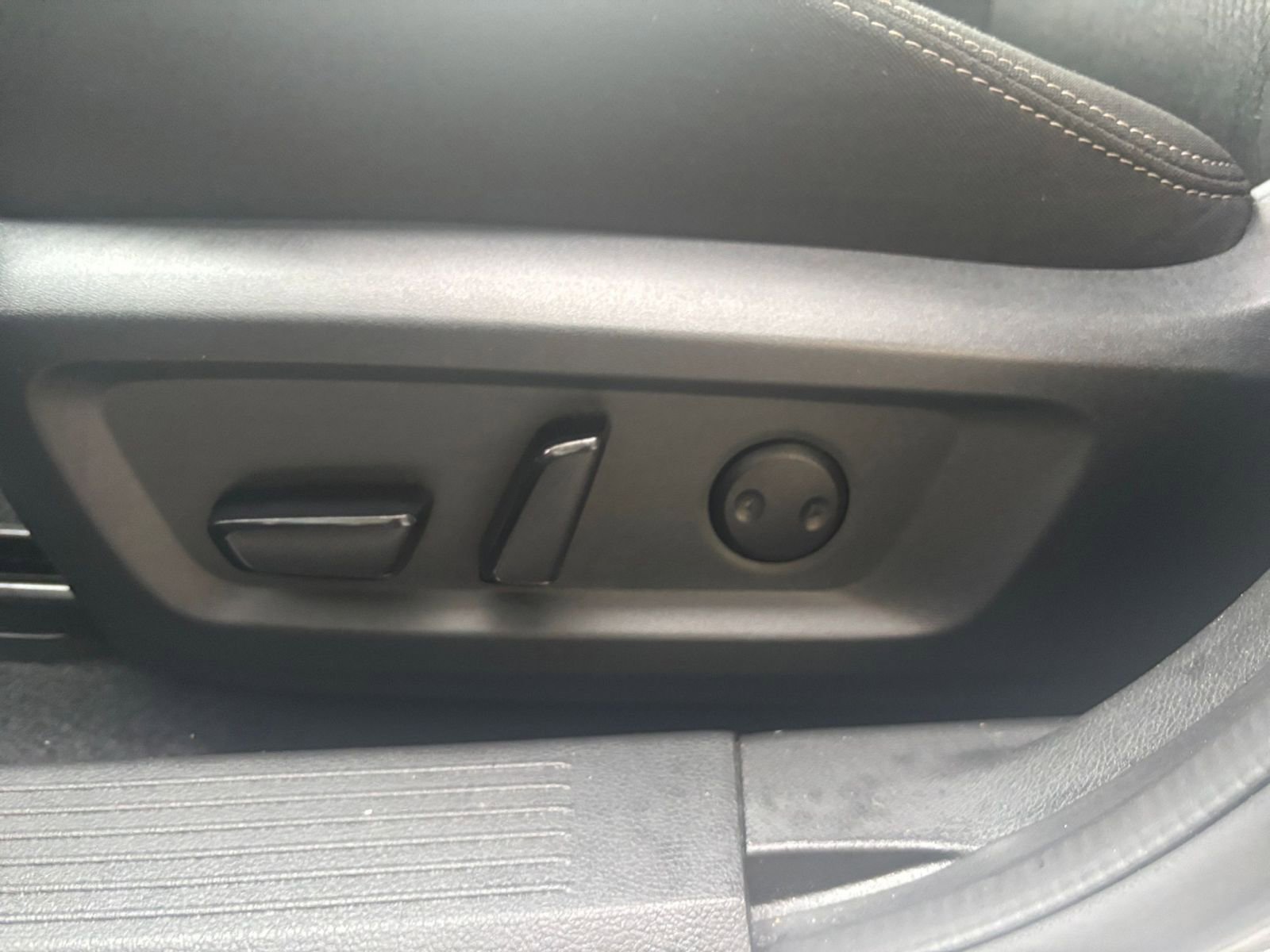 Used 2025 Nissan Rogue SV image 22