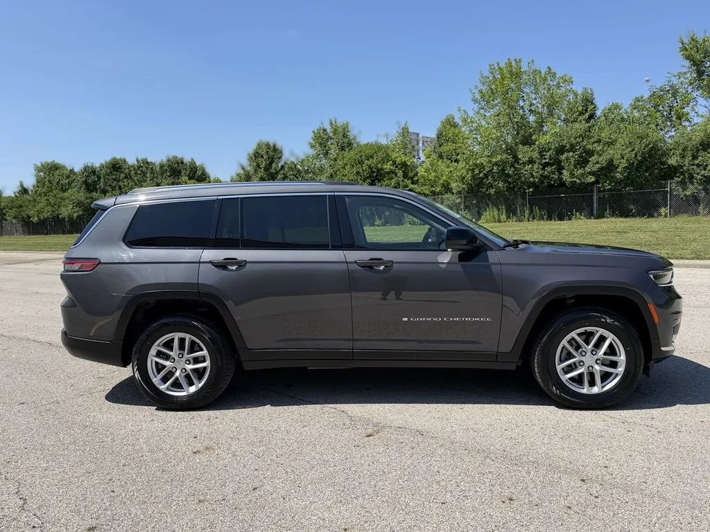 Used 2022 Jeep Grand Cherokee L Laredo w/ Luxury Tech Group I RWD image 8