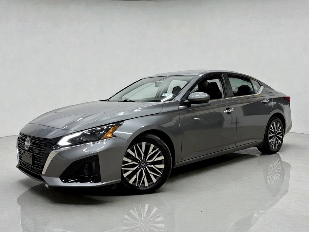 Used 2023 Nissan Altima 2.5 SV image 2