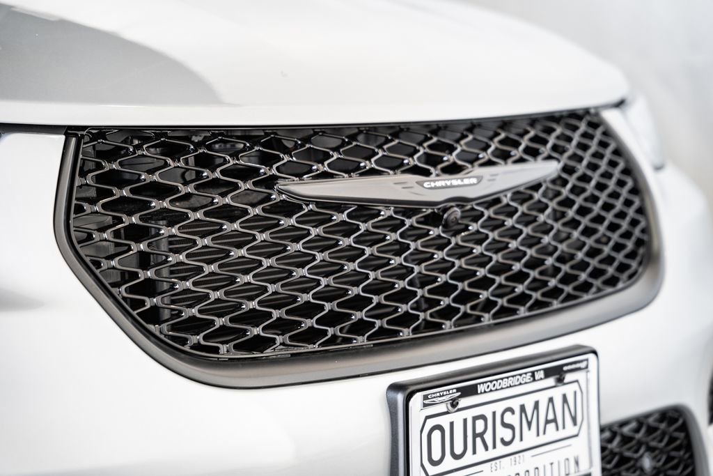 New 2026 Chrysler Pacifica Limited w/ Uconnect Theater Family Group image 11