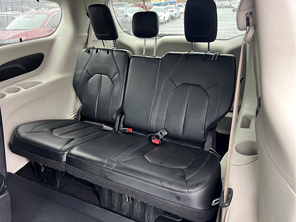 Used 2021 Chrysler Pacifica Touring-L image 16