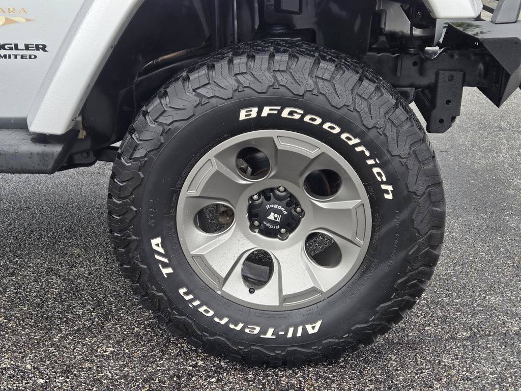 Used 2012 Jeep Wrangler Unlimited Sahara w/ Connectivity Group AWD/4WD image 4