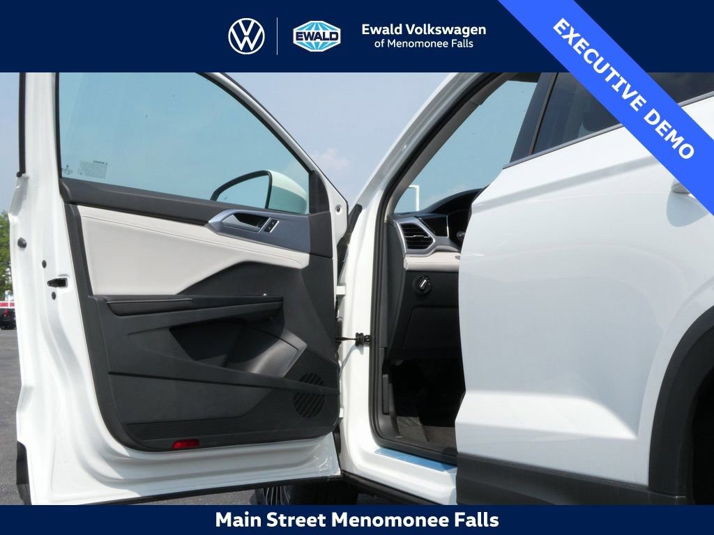Certified 2025 Volkswagen Taos SE image 25