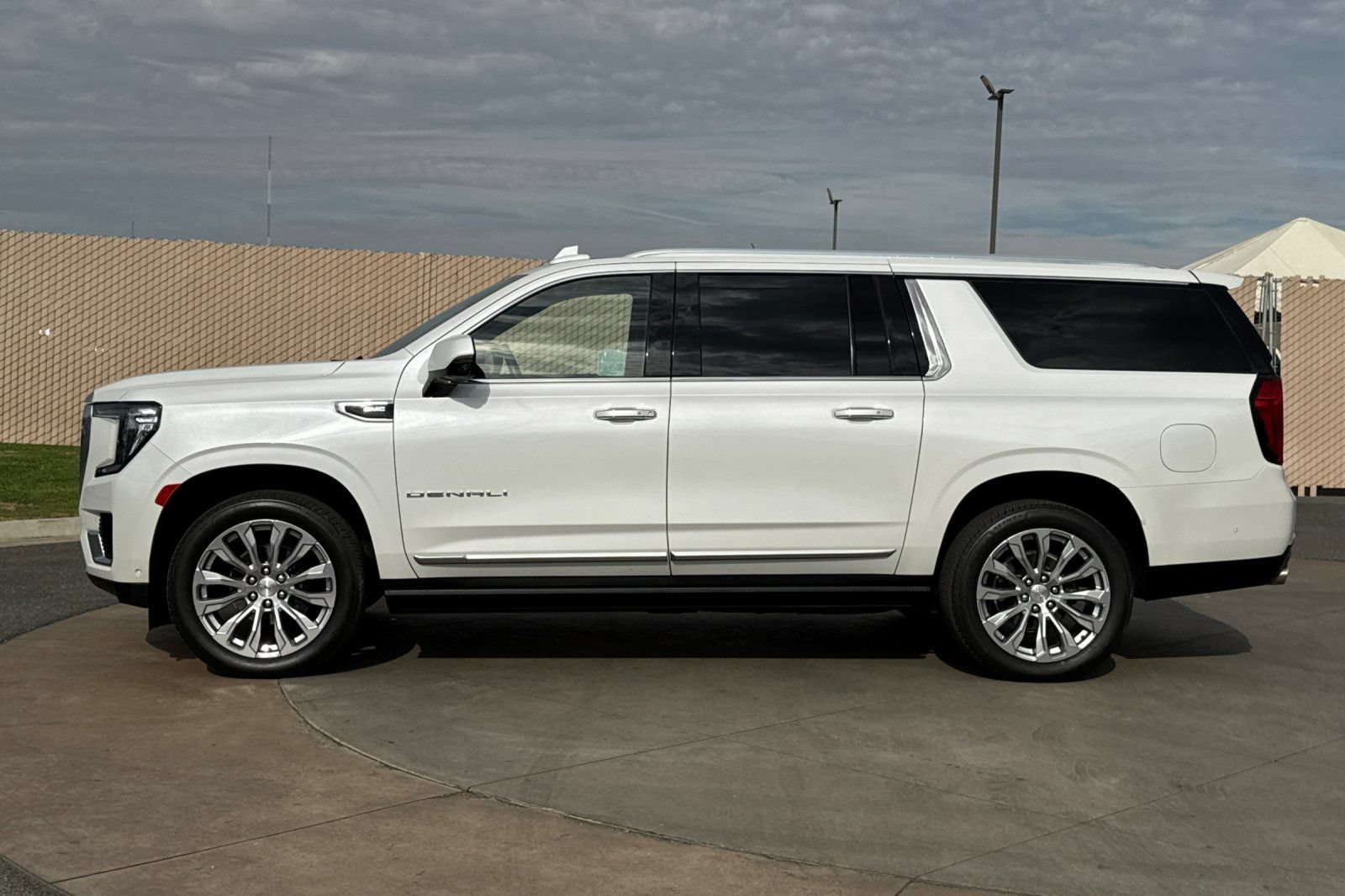 Certified 2024 GMC Yukon XL Denali w/ Advanced Technology Package AWD/4WD image 7
