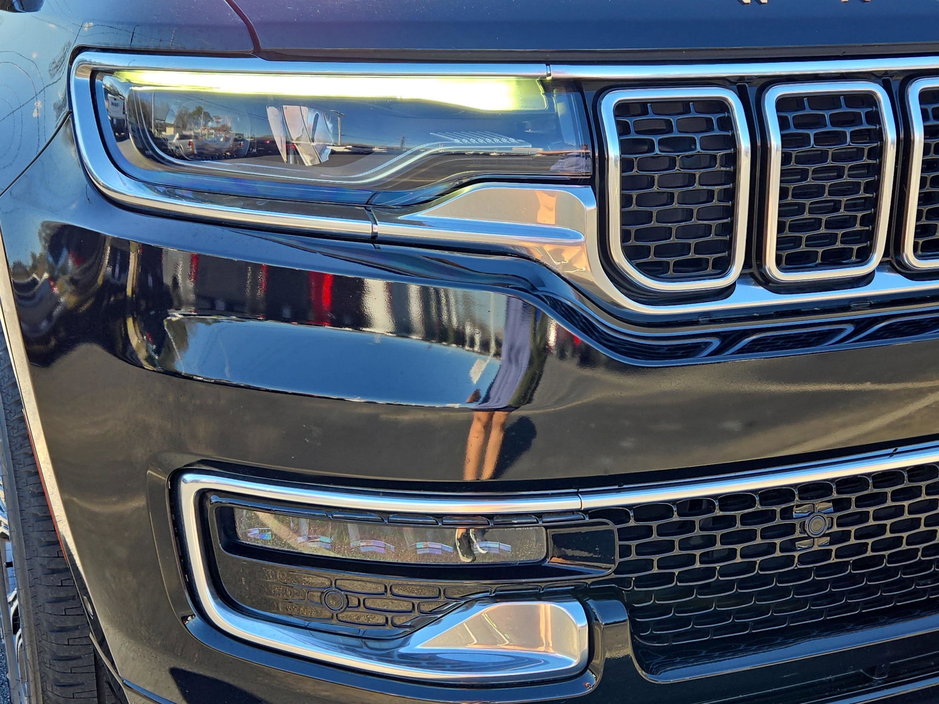 Used 2023 Jeep Wagoneer 4WD w/ Premium Group I image 3