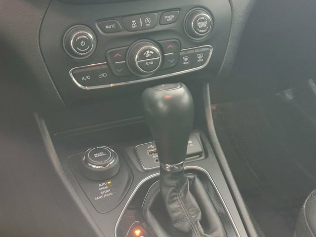 Used 2019 Jeep Cherokee Limited image 23