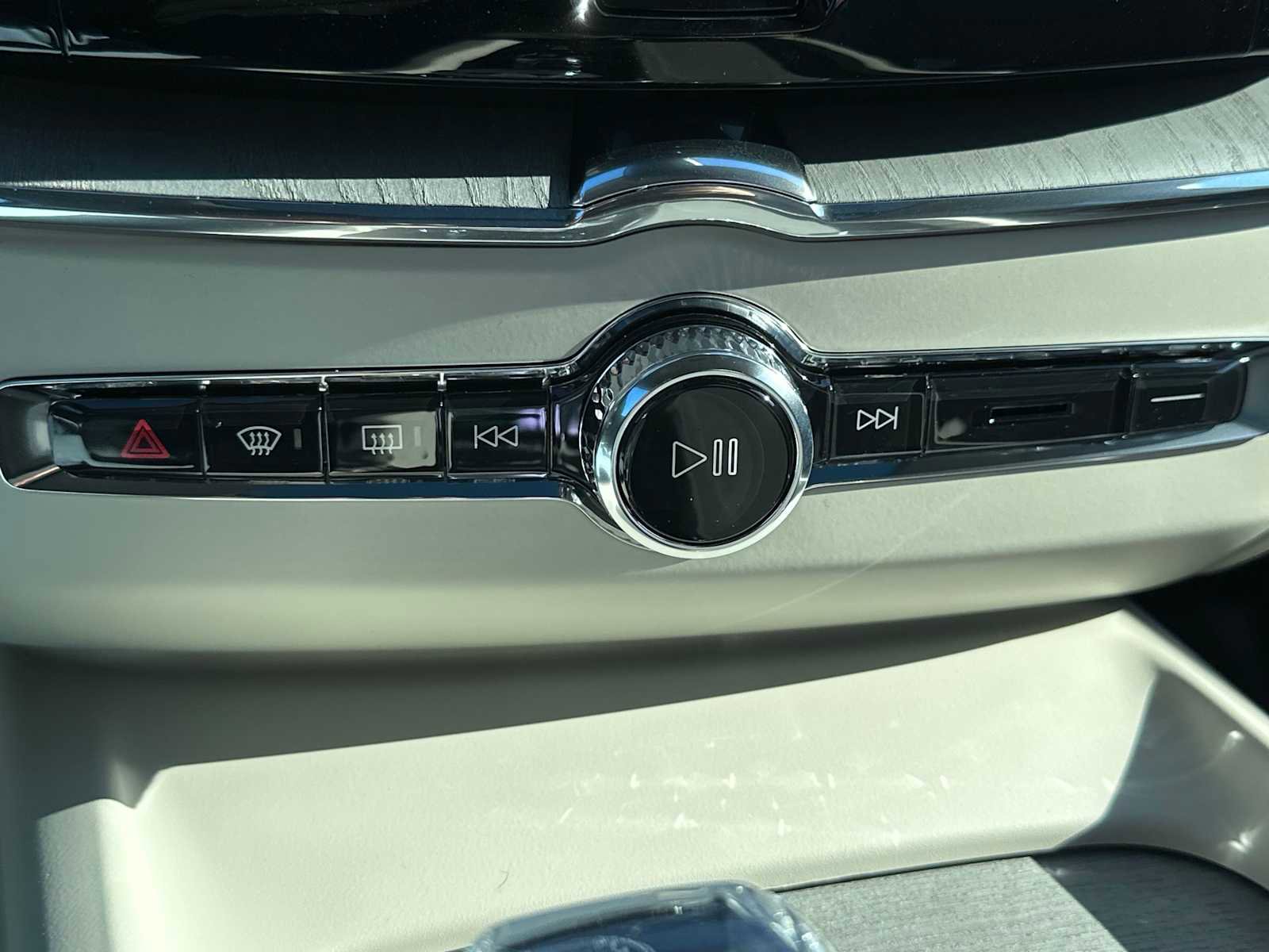 Used 2025 Volvo XC60 B5 Ultra w/ Protection Package Premier image 29