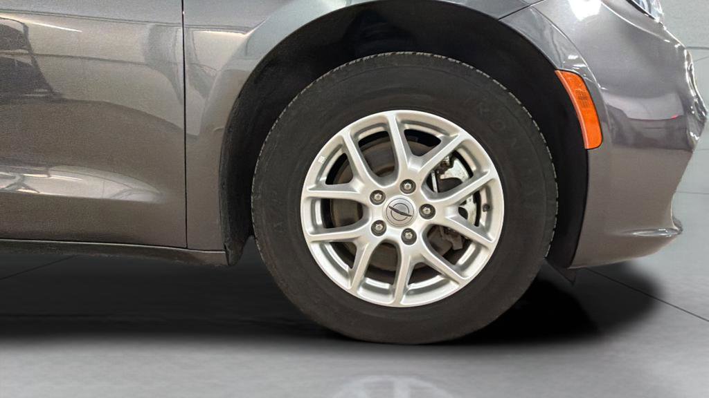 Used 2023 Chrysler Pacifica Touring-L image 27