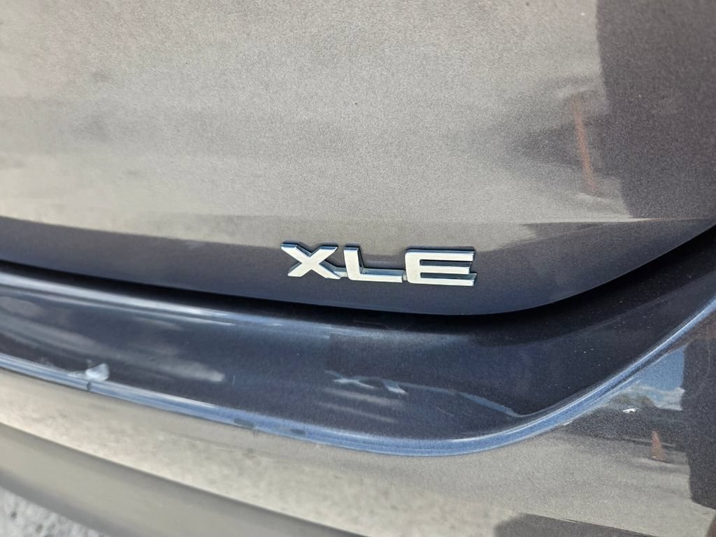 Used 2021 Toyota Highlander XLE FWD image 14