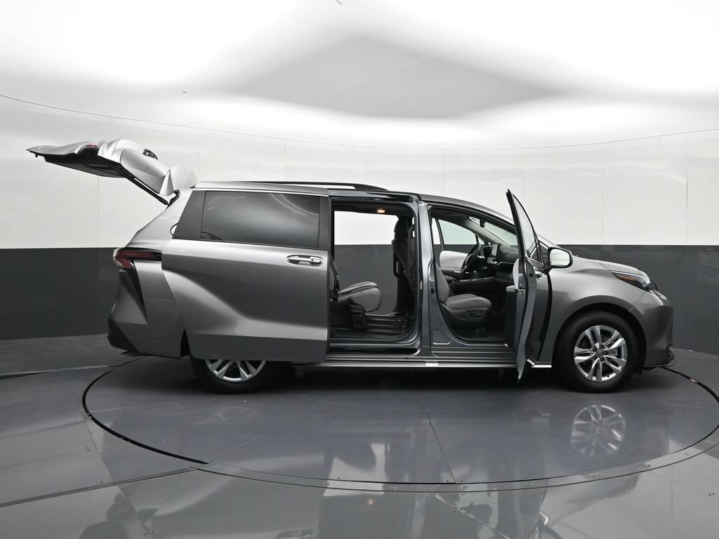 Used 2026 Toyota Sienna XLE FWD image 45