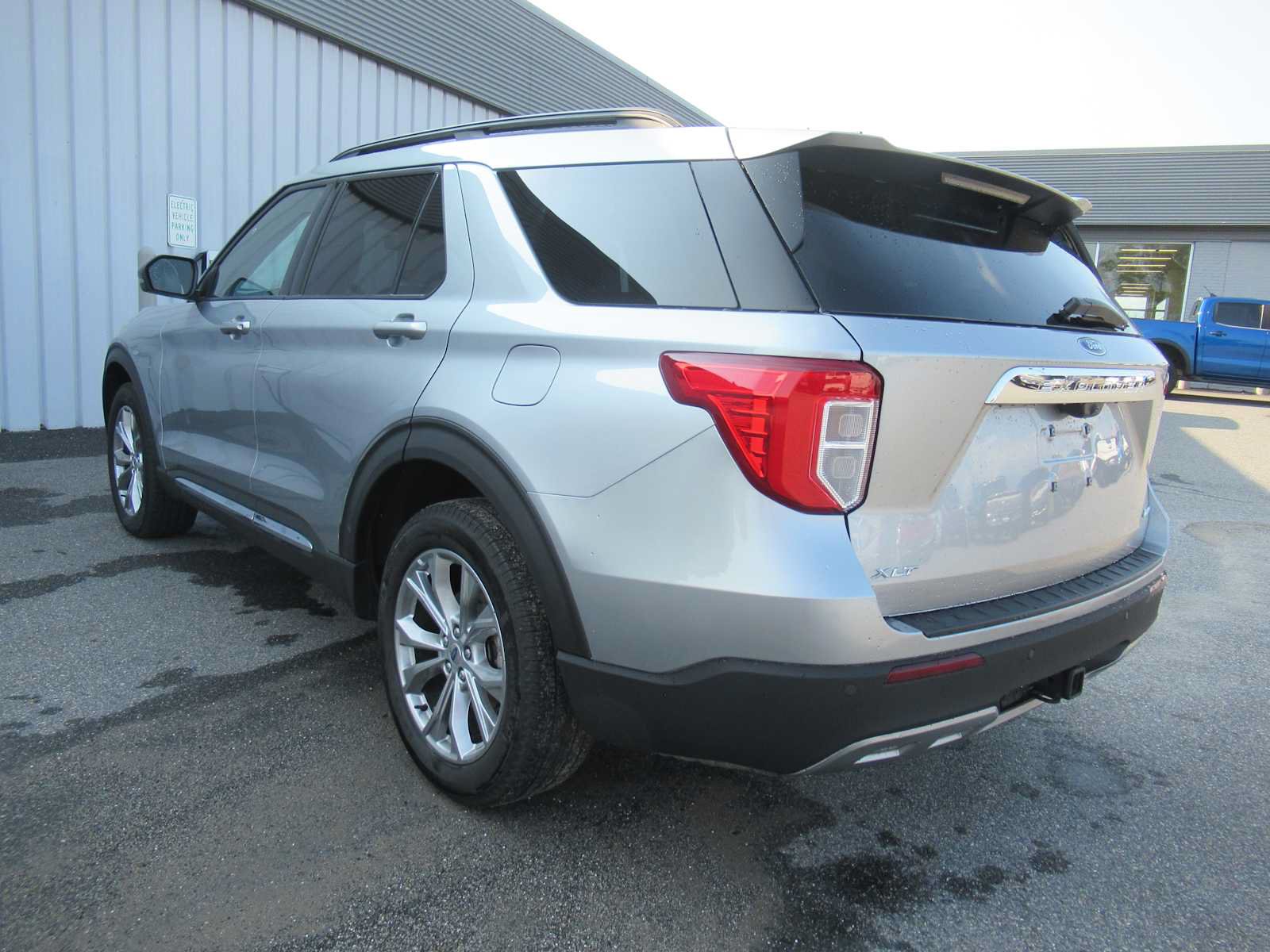 Used 2024 Ford Explorer XLT w/ Equipment Group 202A AWD/4WD image 7