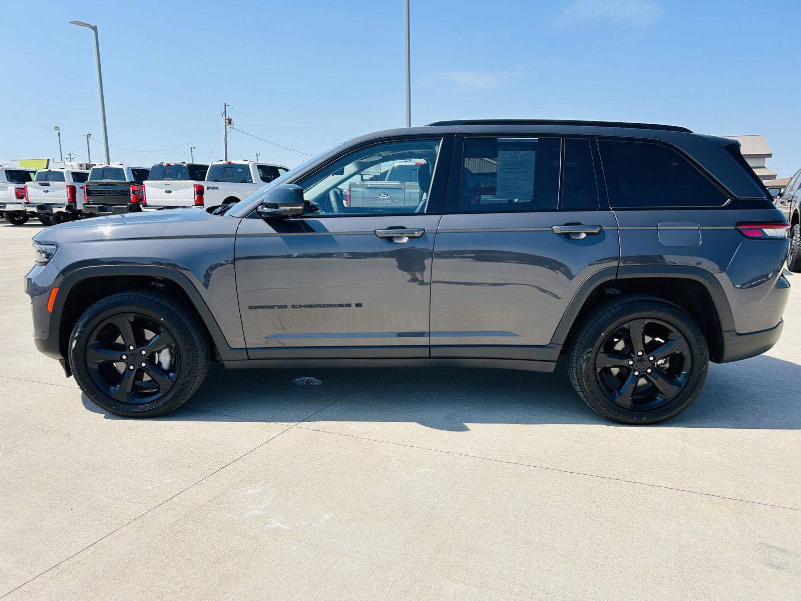 Used 2023 Jeep Grand Cherokee Limited w/ Luxury Tech Group II AWD/4WD image 39