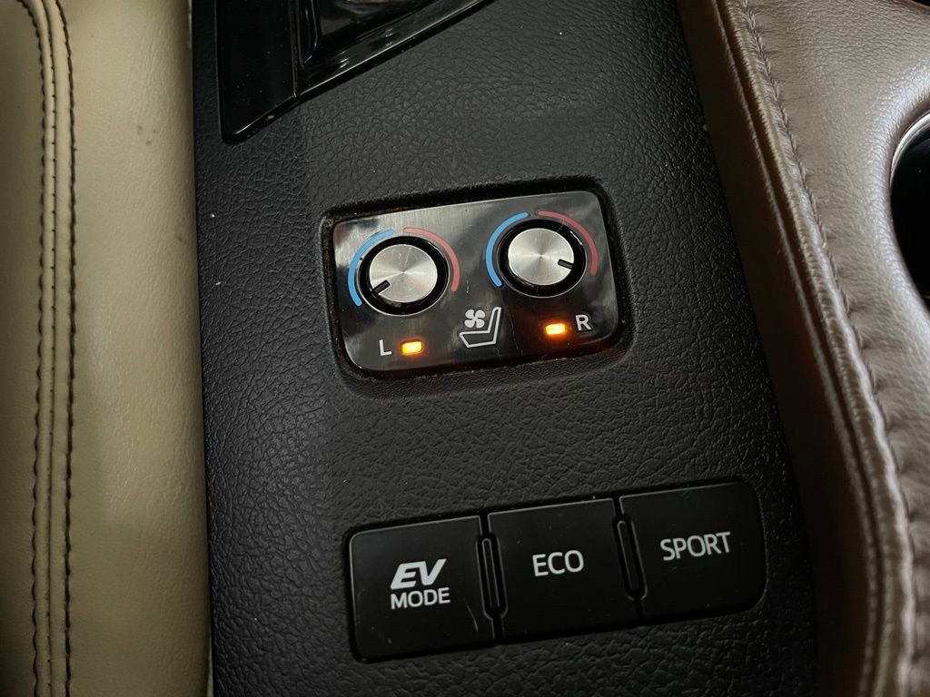 Used 2016 Toyota Avalon Limited image 42