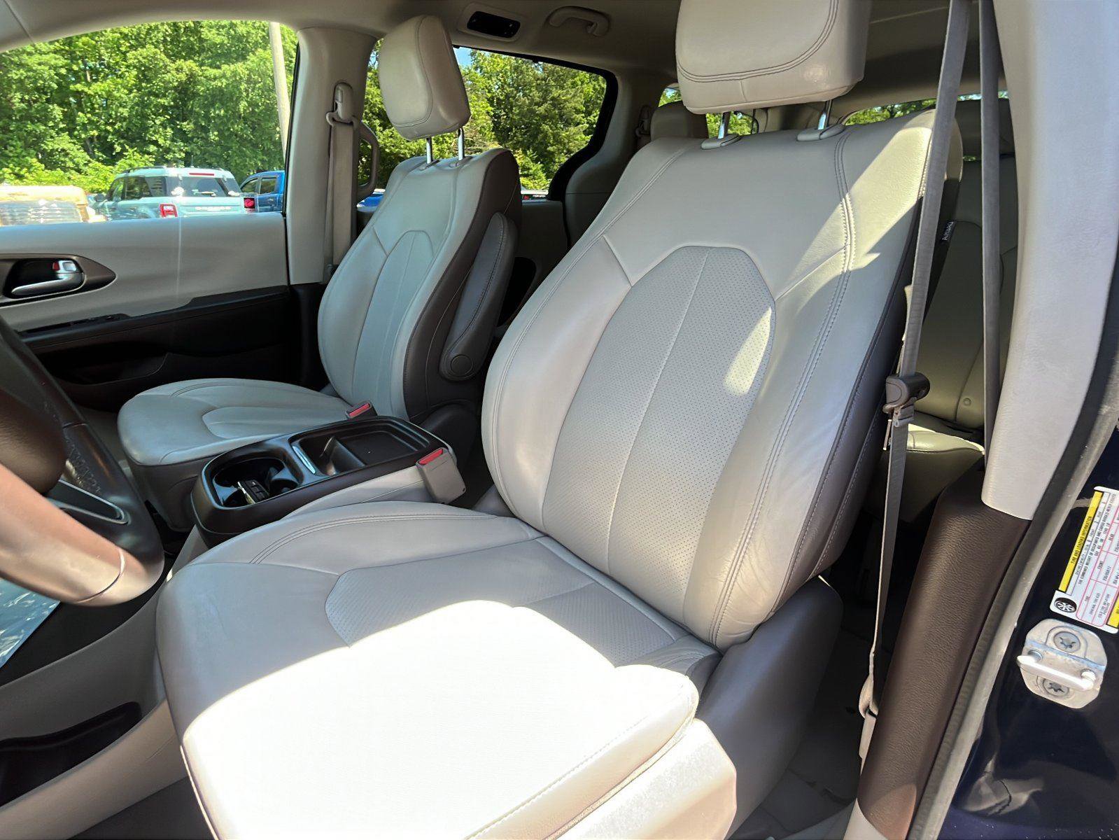 Used 2018 Chrysler Pacifica Touring-L FWD image 18