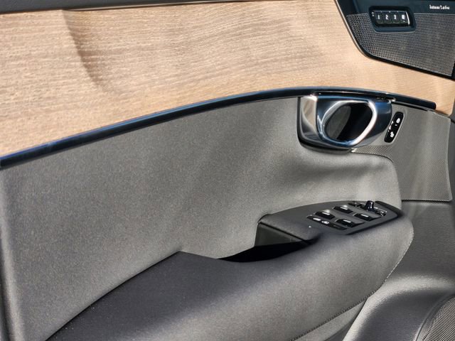 New 2026 Volvo XC90 T8 Plus w/ Protection Package Premier image 9