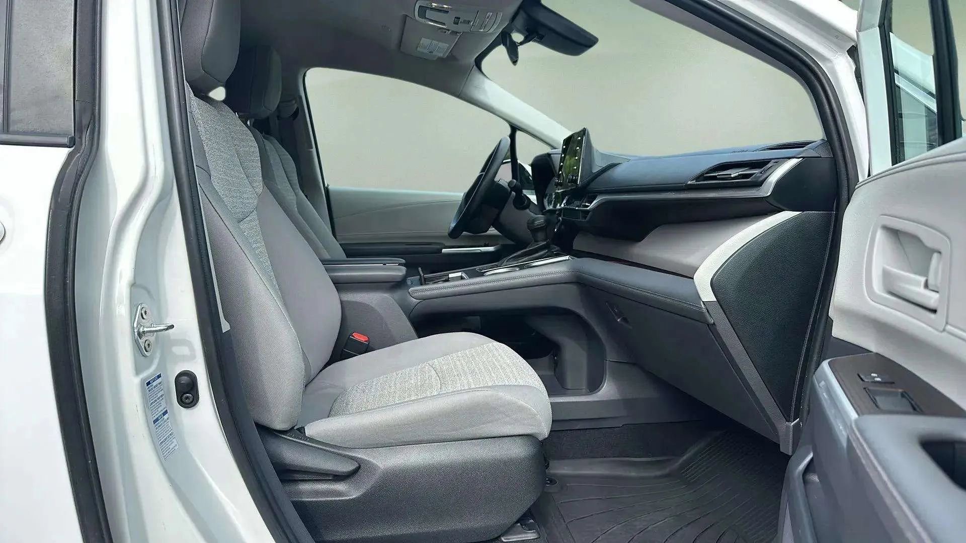 Used 2022 Toyota Sienna LE image 19